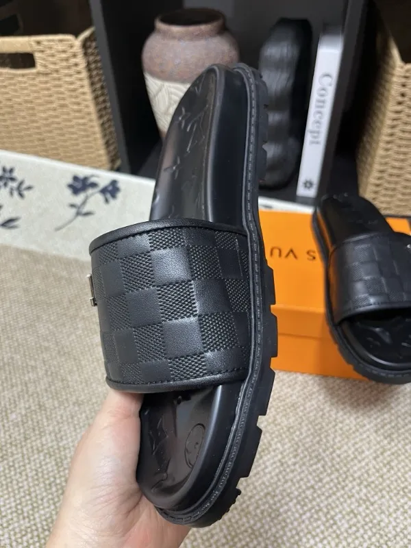 P270🏆Louis Vuitton 🏆[Louis Vuitton] Spring/Summer 2025 [Men's Flip Flops] 🎯🎯As an active family in the fashion industry ⭐ Lv is characterized by bold innovation ⚡Create this casual business style for Chinese fashionable men ✨The fabric is made of imported high-grade cowhide 🔥 Clean and neat ⚡Fashionable and elegant🌹Breathable, sweat-absorbent and deodorant👈So luxurious, high-end and domineering. 👍Must be sold if you repost the picture. Number of yards: 38--46. Color: 🎉 For large quantities. Welcome to repost.